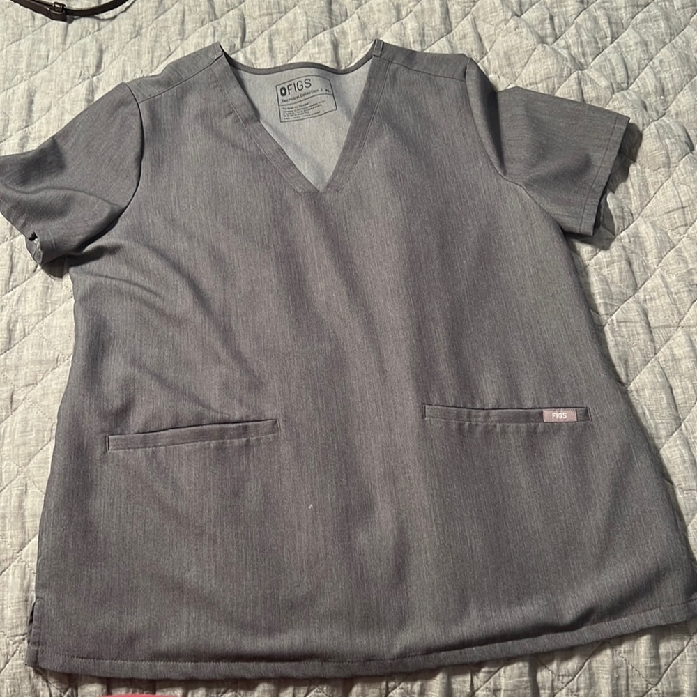 Figs two pocket scrub top GRAPHITE